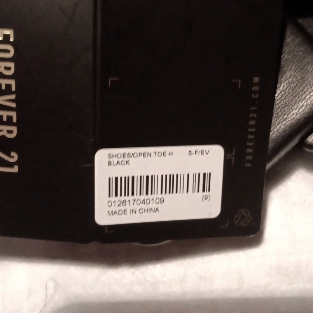 FOREVER 21. BLACK SQUARE TOE SANDAL. SIZE 9 - Picture 9 of 9